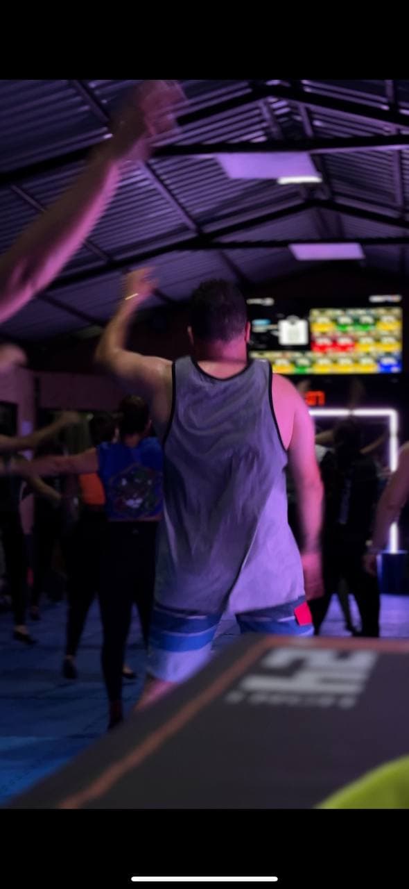 Persona ejercitandose con dragma fight