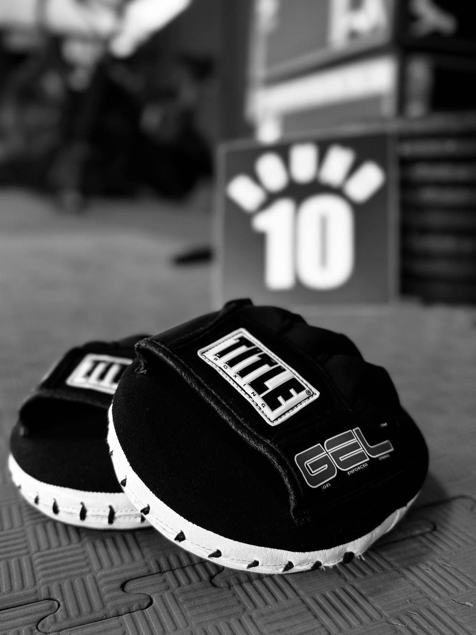 Intrumentos de karate en el suelo del gimnasio