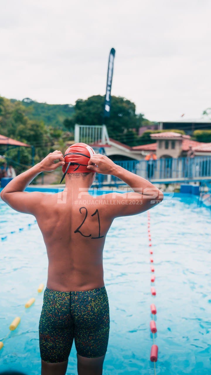 Nadador listo para competir en la piscina